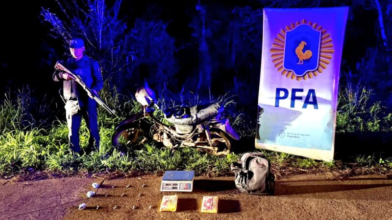 Se dio a fuga a pie dejando una mochila con cocaína y la motocicleta