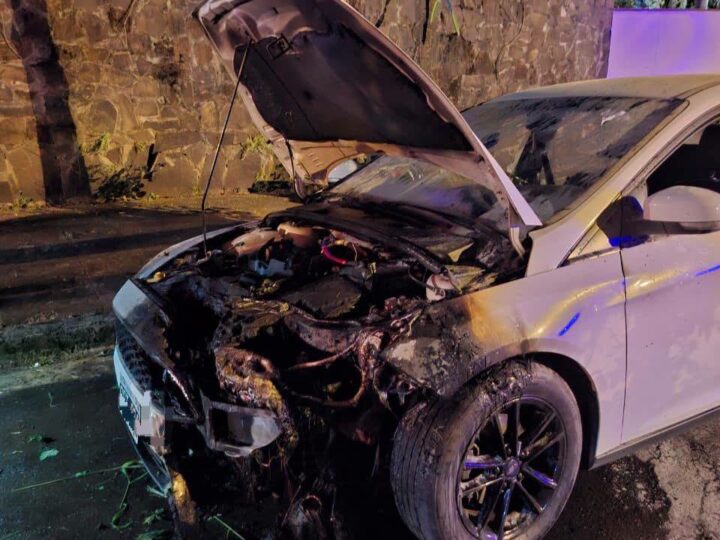 Un automóvil comenzó a incendiarse por un cortocircuito en Puerto Iguazú