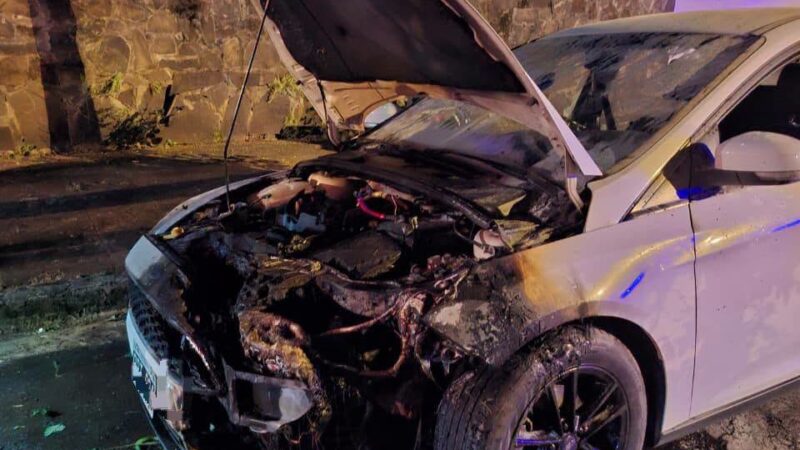 Un automóvil comenzó a incendiarse por un cortocircuito en Puerto Iguazú
