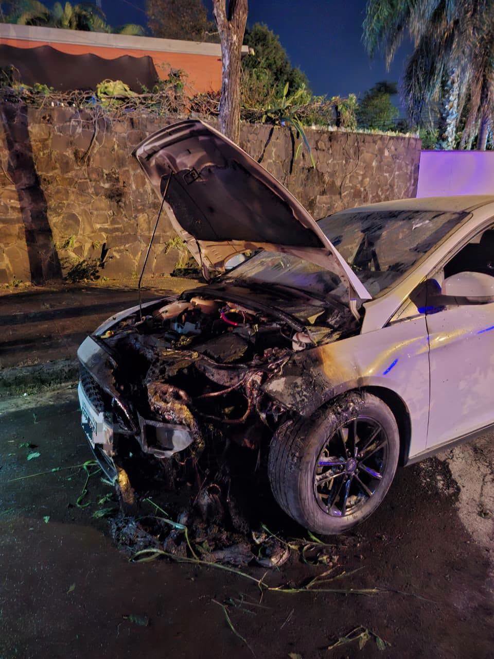 Un automóvil comenzó a incendiarse por un cortocircuito en Puerto Iguazú