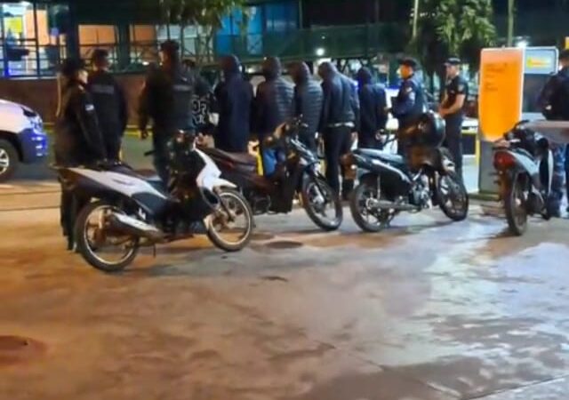Adolescentes hacían “willys” y contra explosiones en caravana, terminaron a pie y demorados