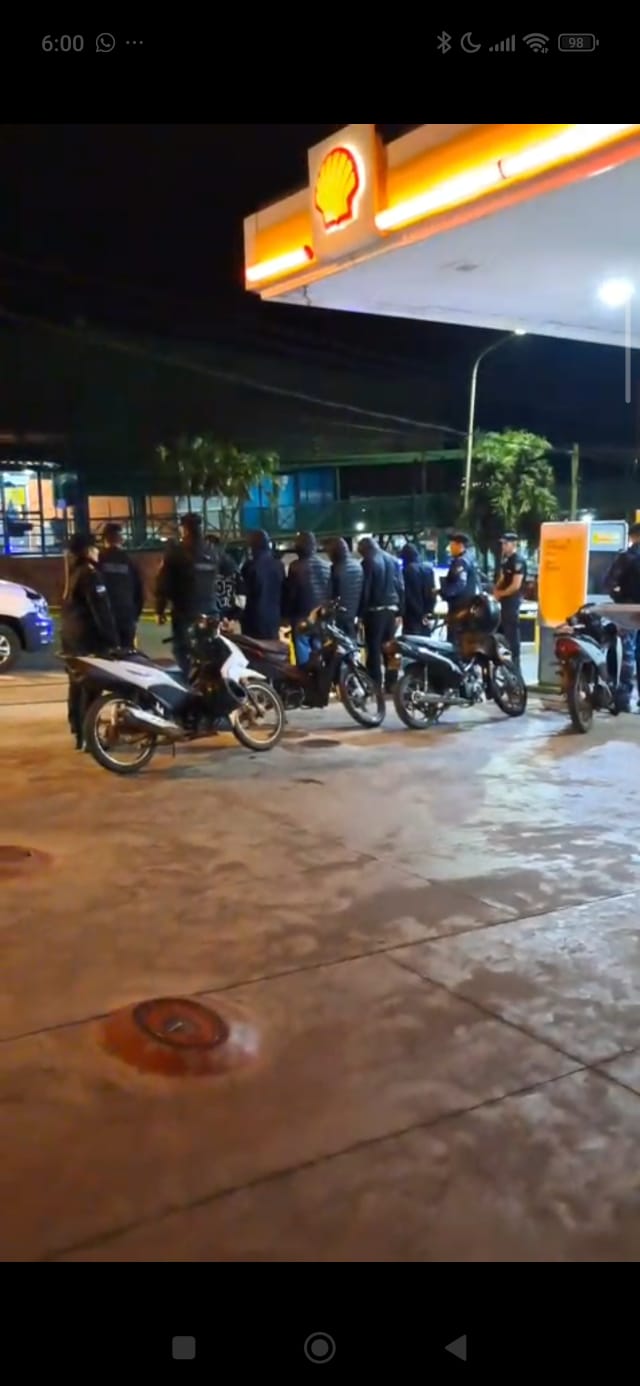 Adolescentes hacían “willys” y contra explosiones en caravana, terminaron a pie y demorados