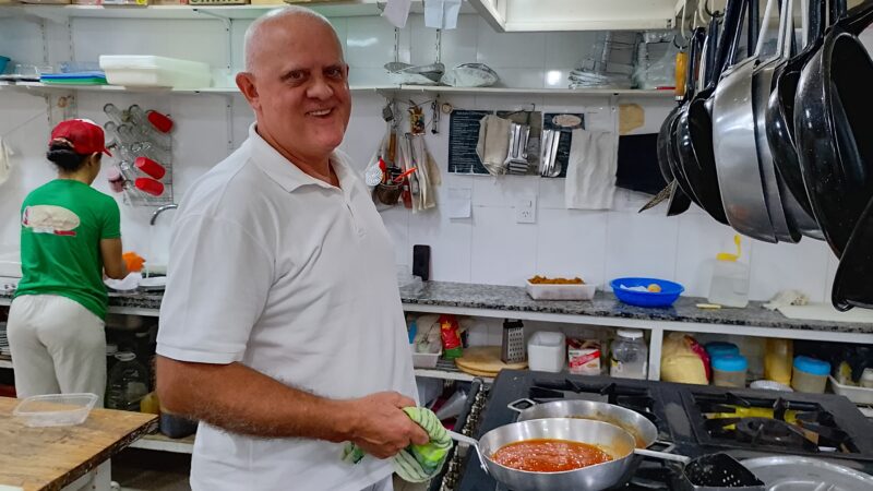 Cocinó para estrellas como Madona y Michael Jackson y estableció en Iguazú