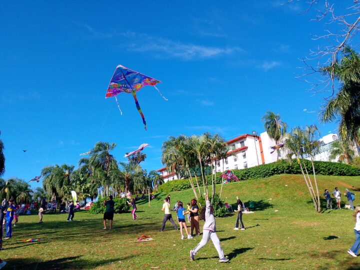 Barriletes colorearon el cielo iguazuense en la tradicional barrileteada por el día del niño