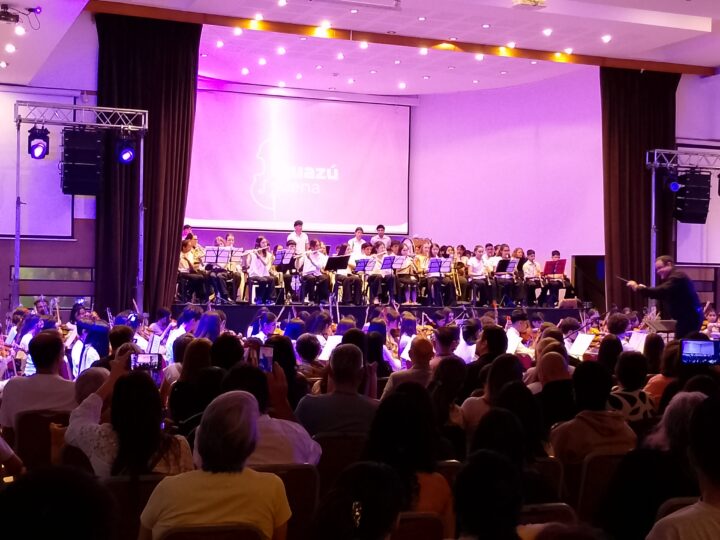 Iguazú Suena emocionó y puso a bailar al publico en su presentación final