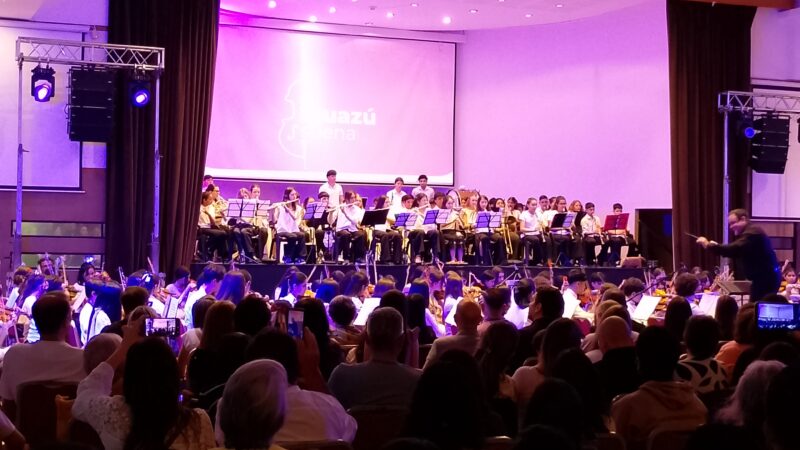 Iguazú Suena emocionó y puso a bailar al publico en su presentación final