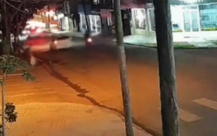Transitaba en su automóvil y desde una motocicleta lo balearon