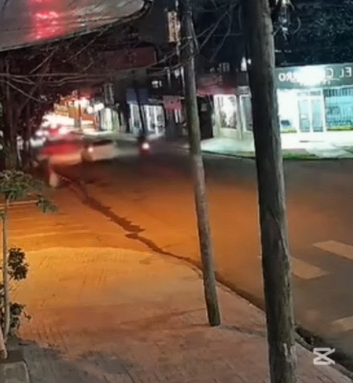 Transitaba en su automóvil y desde una motocicleta lo balearon