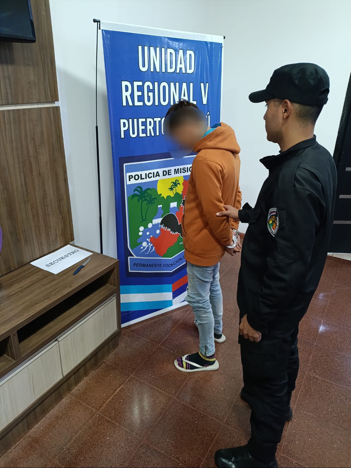 Despertó y encontró a un ladrón junto a su cama que intentó robarle a punta de cuchillo y escapó