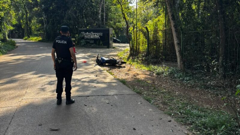 Puerto Iguazú: Motociclista sufrió una fractura de cráneo tras despistar y permanece en terapia intensiva
