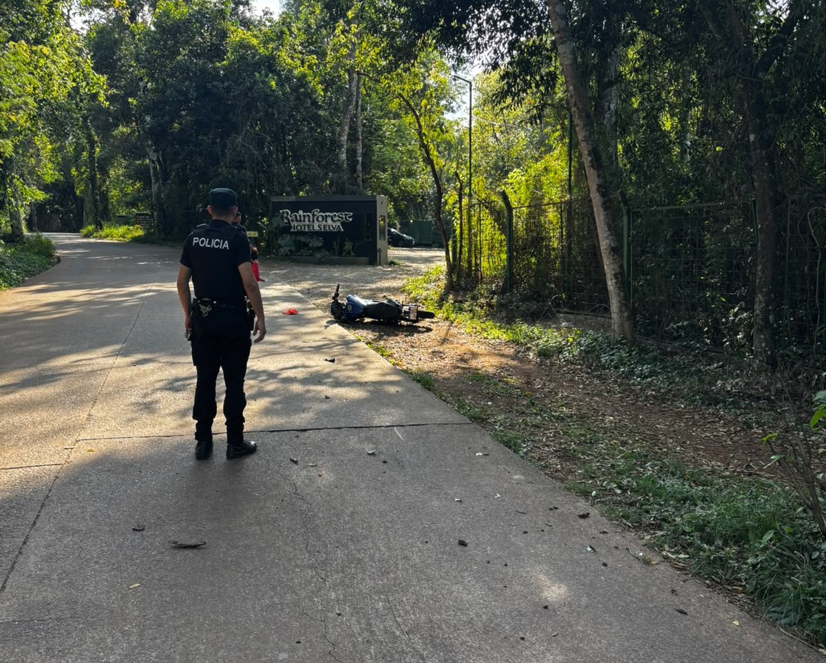 Puerto Iguazú: Motociclista sufrió una fractura de cráneo tras despistar y permanece en terapia intensiva