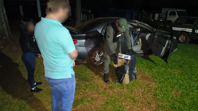 Dos vehículos evadieron a efectivos de Gendarmería, uno de ellos chocó el conductor fue detenido