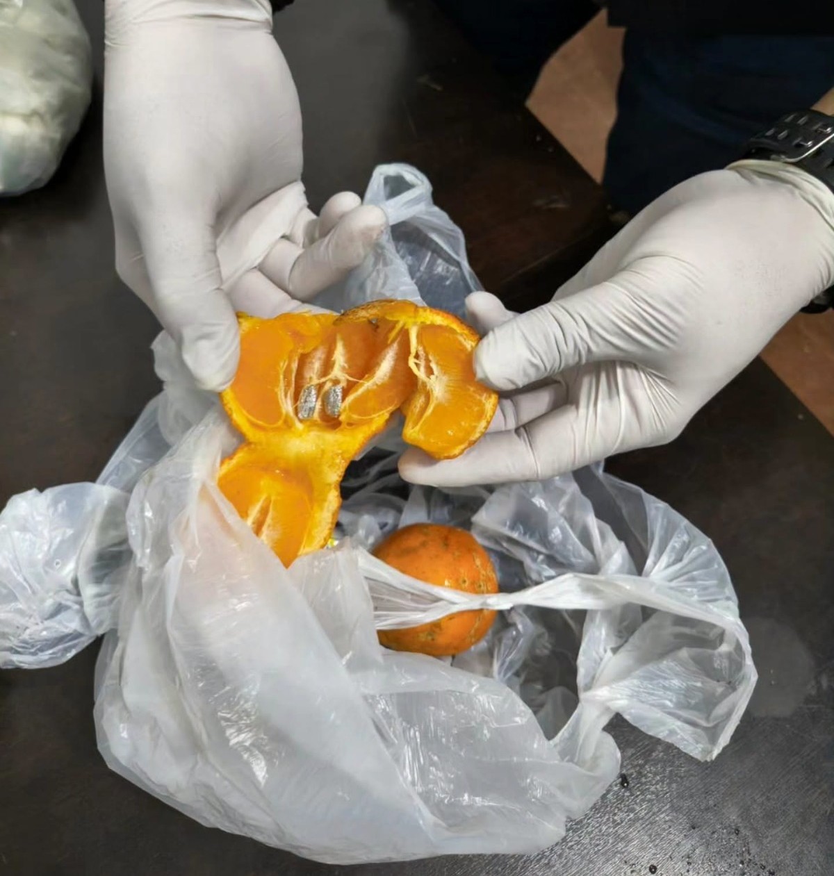 En una requisa encontraron cocaína en limones que serian entregados a un detenido