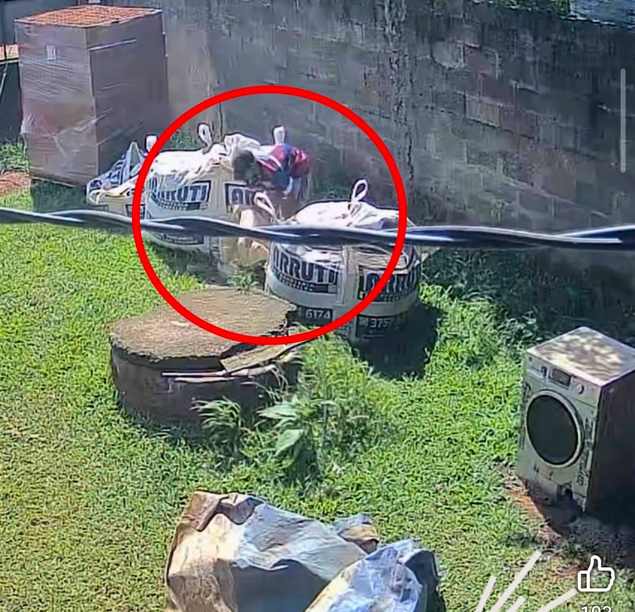 Detuvieron al hombre que saltó el muro para llevarse los bolsones para materiales de construcción