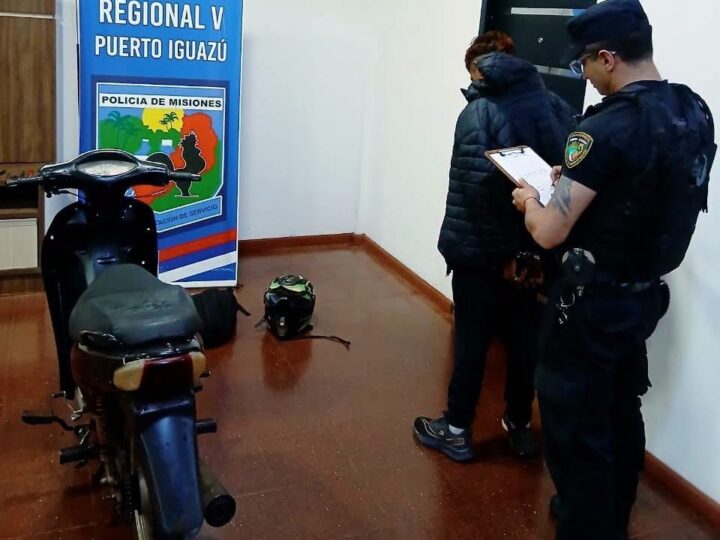 Iguazú: Detuvieron a “Chicharra” cuando empujaba una Moto robada