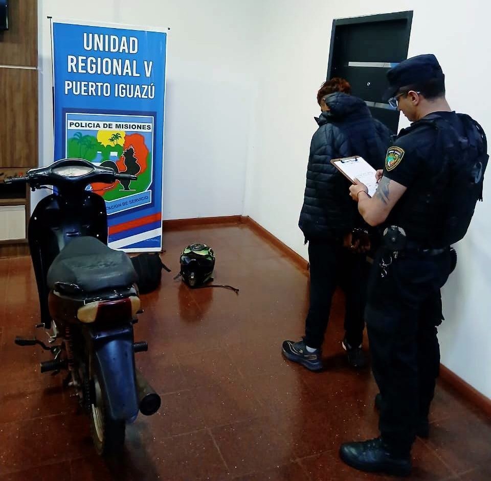 Iguazú: Detuvieron a “Chicharra” cuando empujaba una Moto robada
