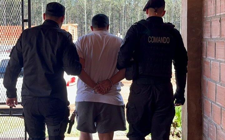 Obtuvo fotos íntimas, la amenazó con publicarlas y fue detenido tras una investigación policial