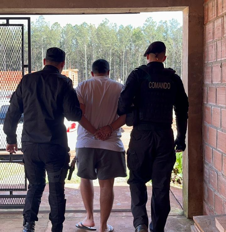 Obtuvo fotos íntimas, la amenazó con publicarlas y fue detenido tras una investigación policial