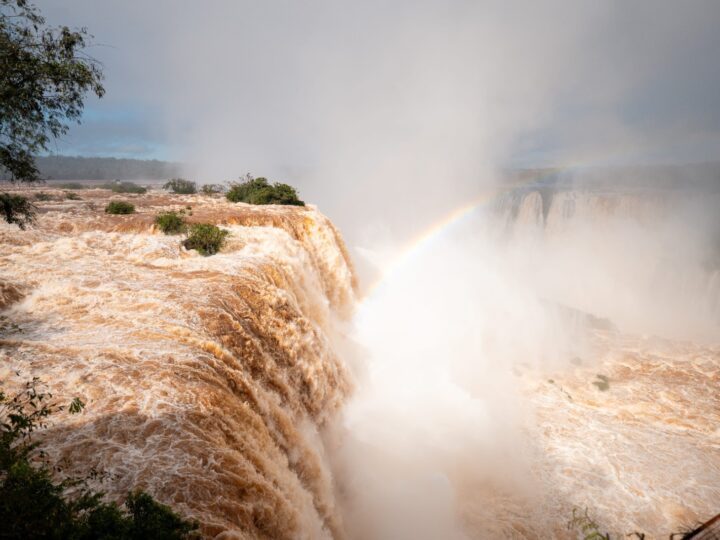 Las Cataratas del Iguazú alcanzan un caudal de 8 millones de litros por segundo.