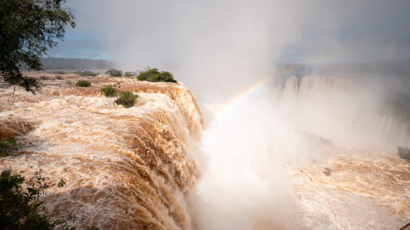 Las Cataratas del Iguazú alcanzan un caudal de 8 millones de litros por segundo.