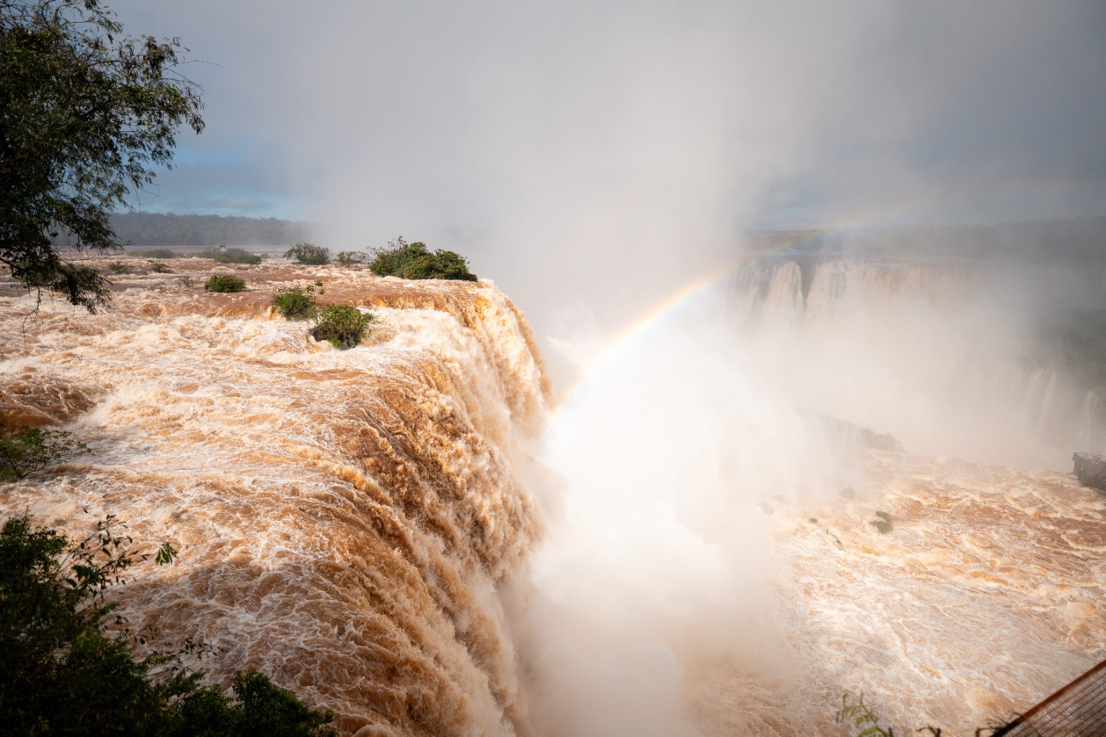 Las Cataratas del Iguazú alcanzan un caudal de 8 millones de litros por segundo.
