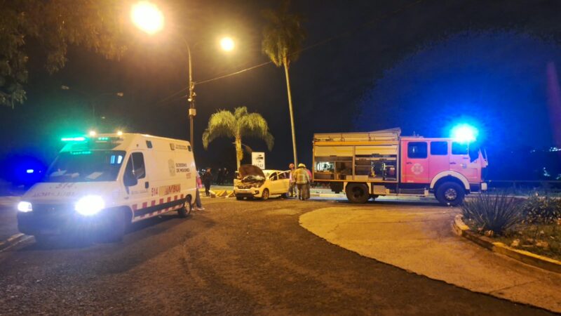 Sexagenario perdió el control de su vehículo y volcó en la costanera de Iguazú