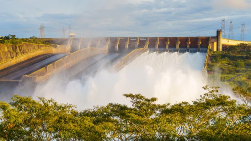 Por las intensas lluvias en la zona Itaipu abrió sus compuertas esta madrugada
