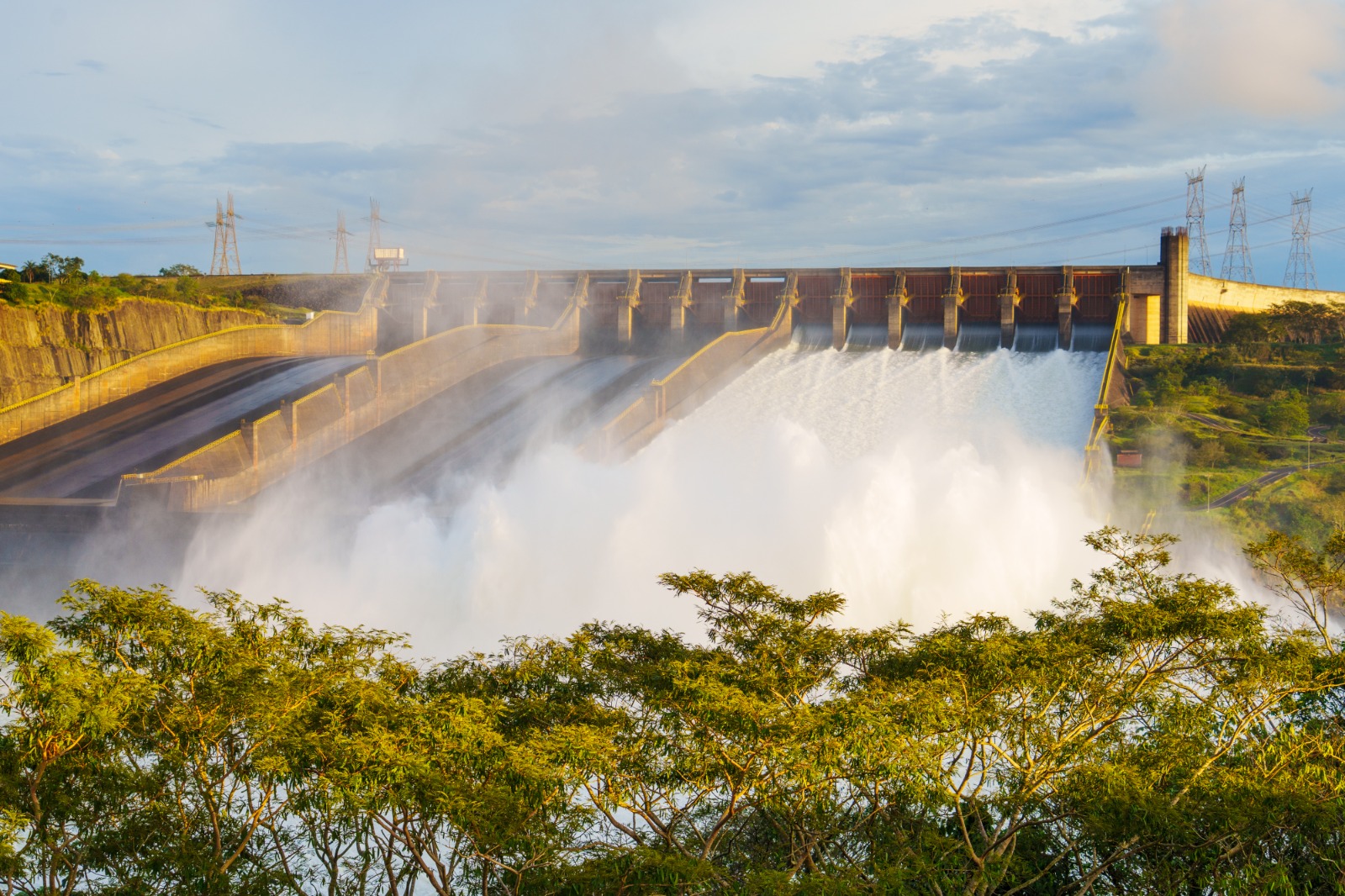 Por las intensas lluvias en la zona Itaipu abrió sus compuertas esta madrugada