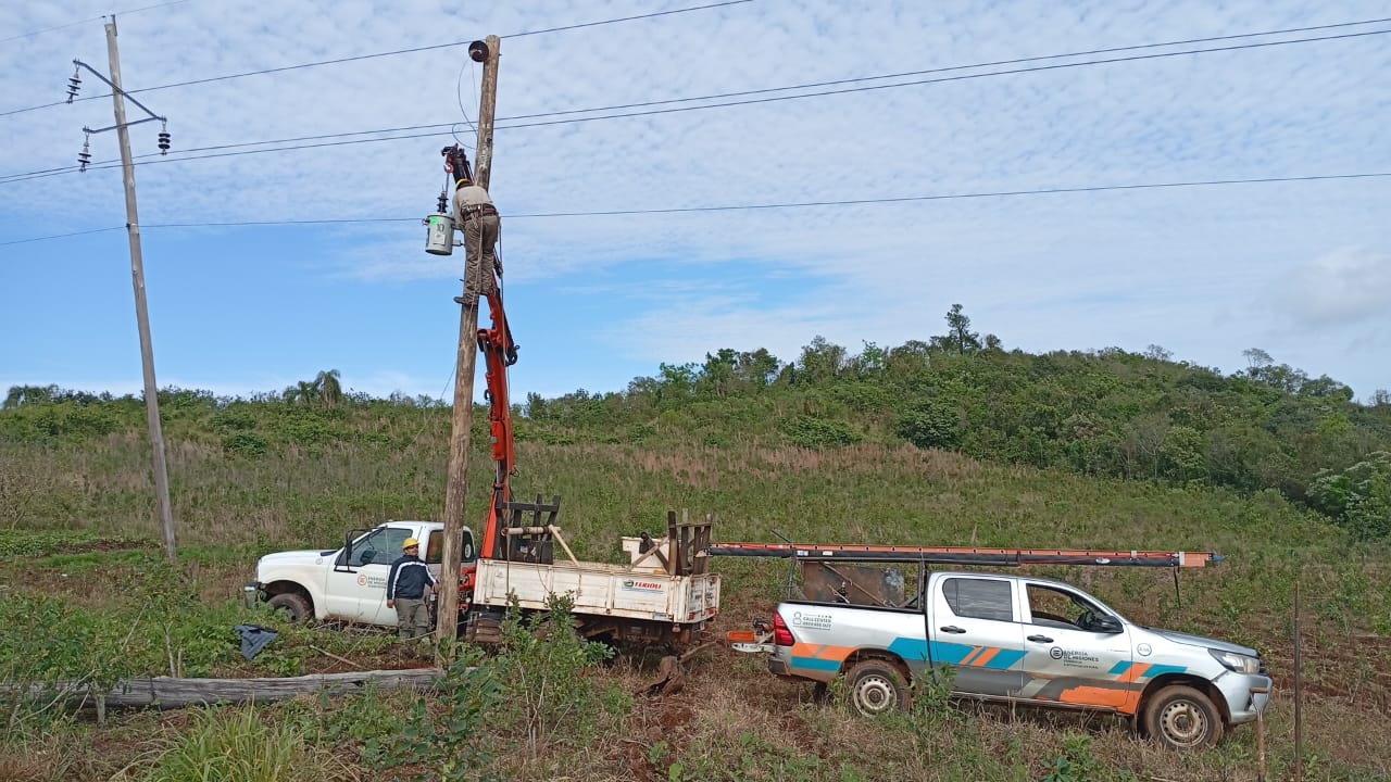Energía de Misiones reconstruye a nuevo los tendidos afectados por el temporal