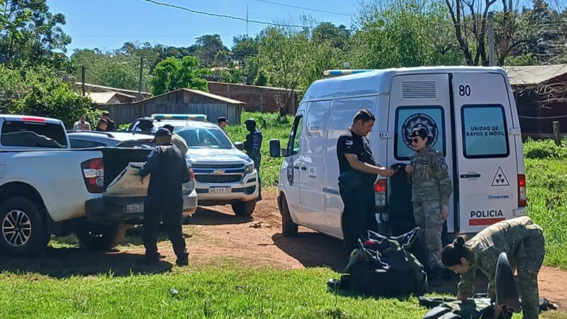 La policía realiza un allanamiento en barrio Bicentenario con la colaboración del equipo antibombas de la PSA