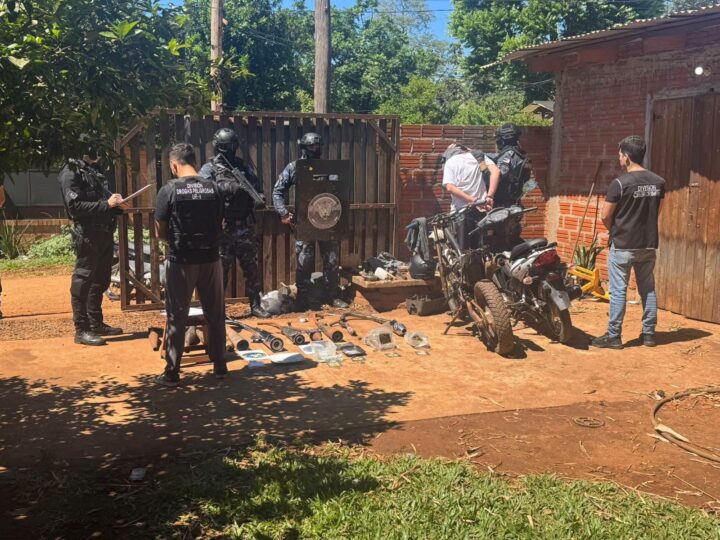 Allanaron un taller por una moto robada, encontraron otros rodados y más de un kilo de marihuana