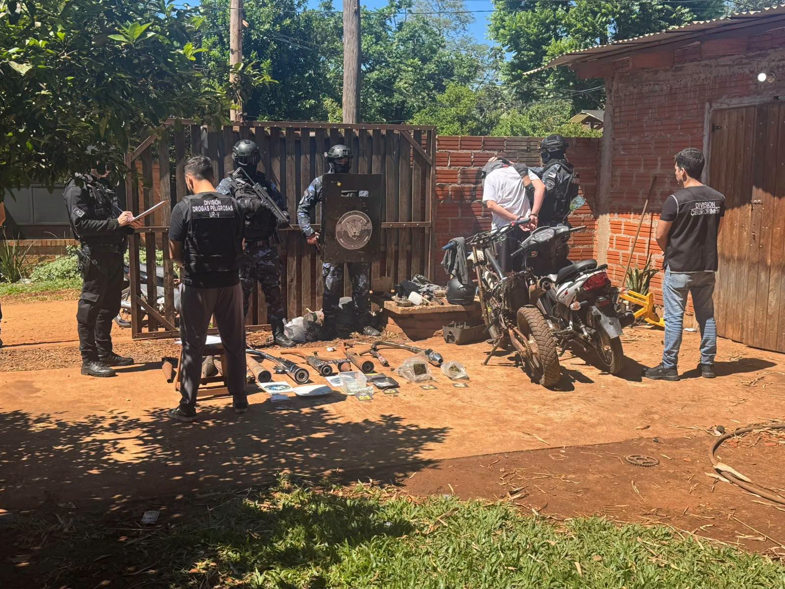 Allanaron un taller por una moto robada, encontraron otros rodados y más de un kilo de marihuana