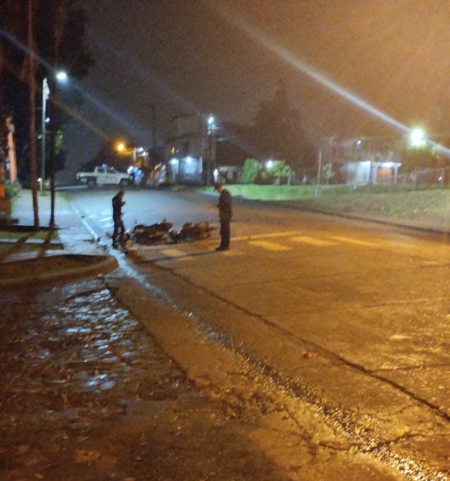 Dos motociclistas resultaron gravemente heridos tras un choque frontal en Puerto Iguazú