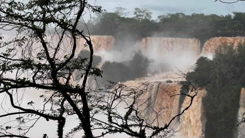 Inhabilitan todos los circuitos de Cataratas lado argentino por la crecida