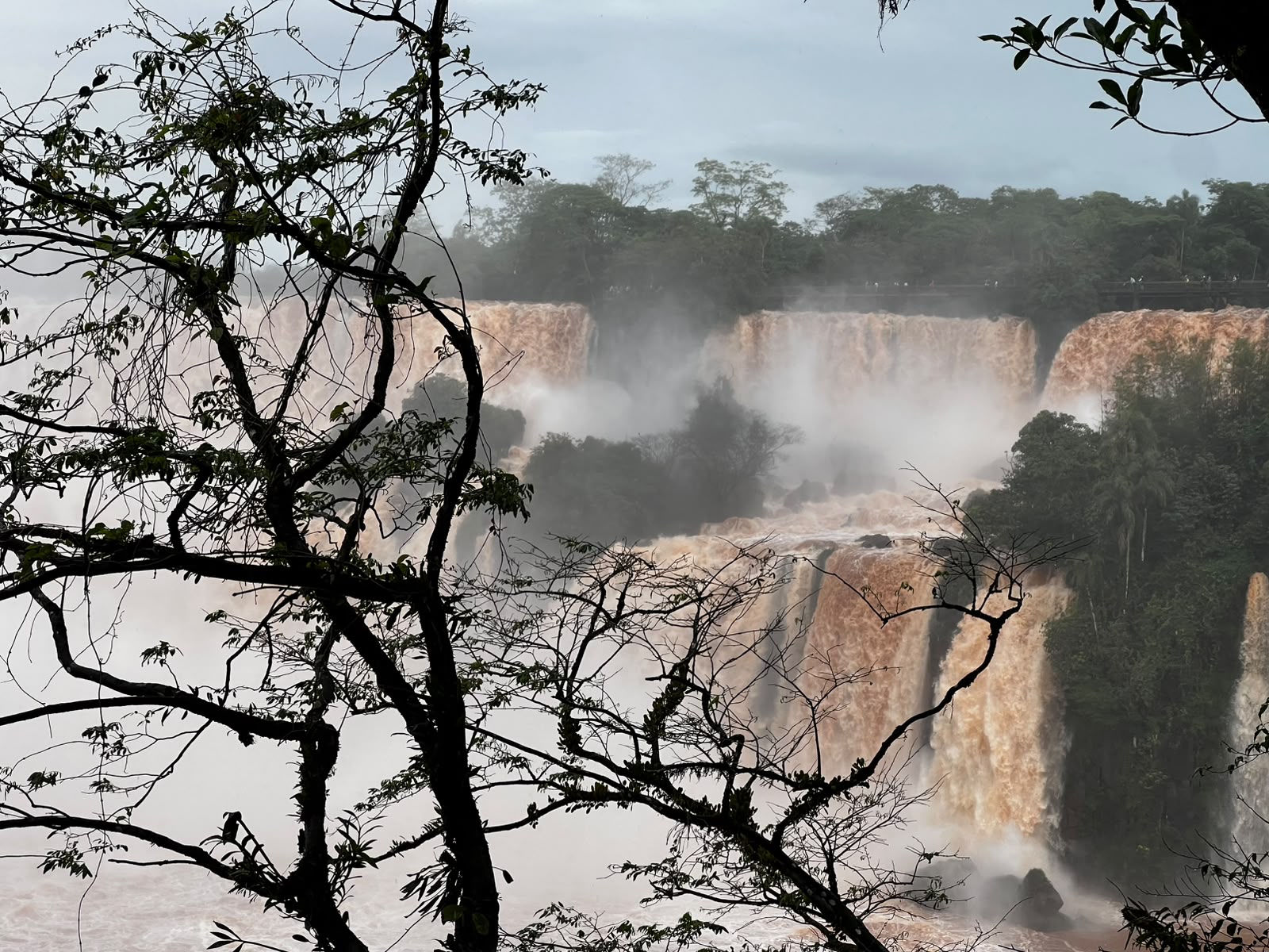 Inhabilitan todos los circuitos de Cataratas lado argentino por la crecida
