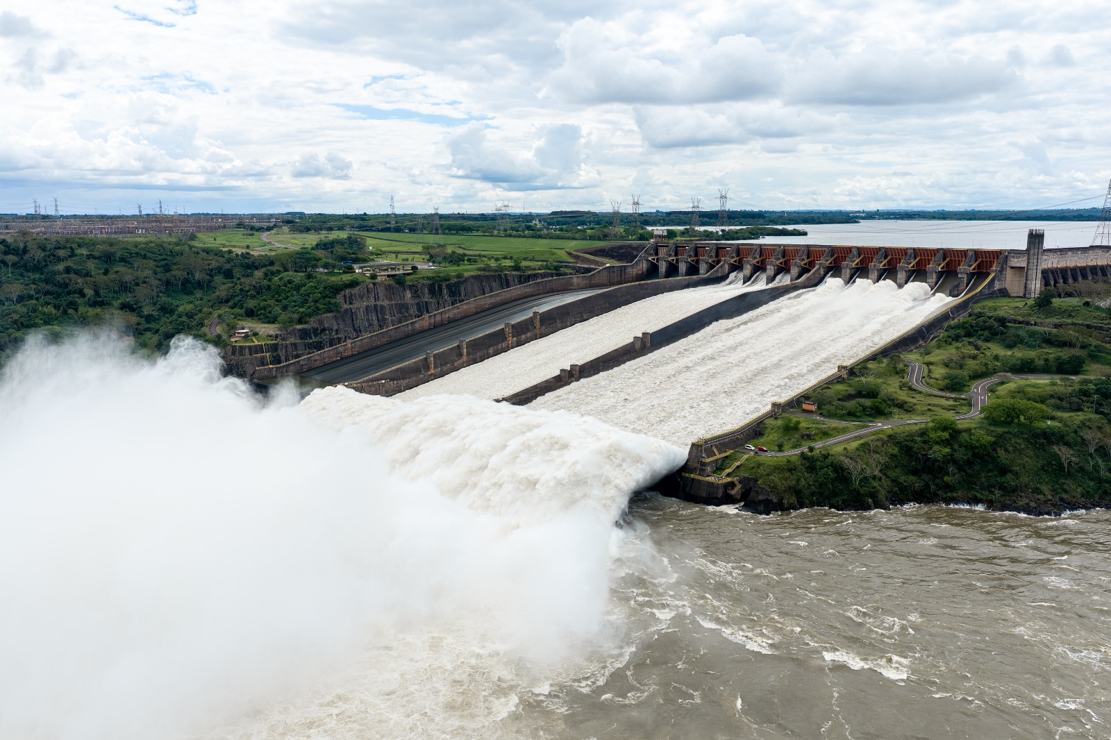 El rio Paraná muestra una leve tendencia de descenso