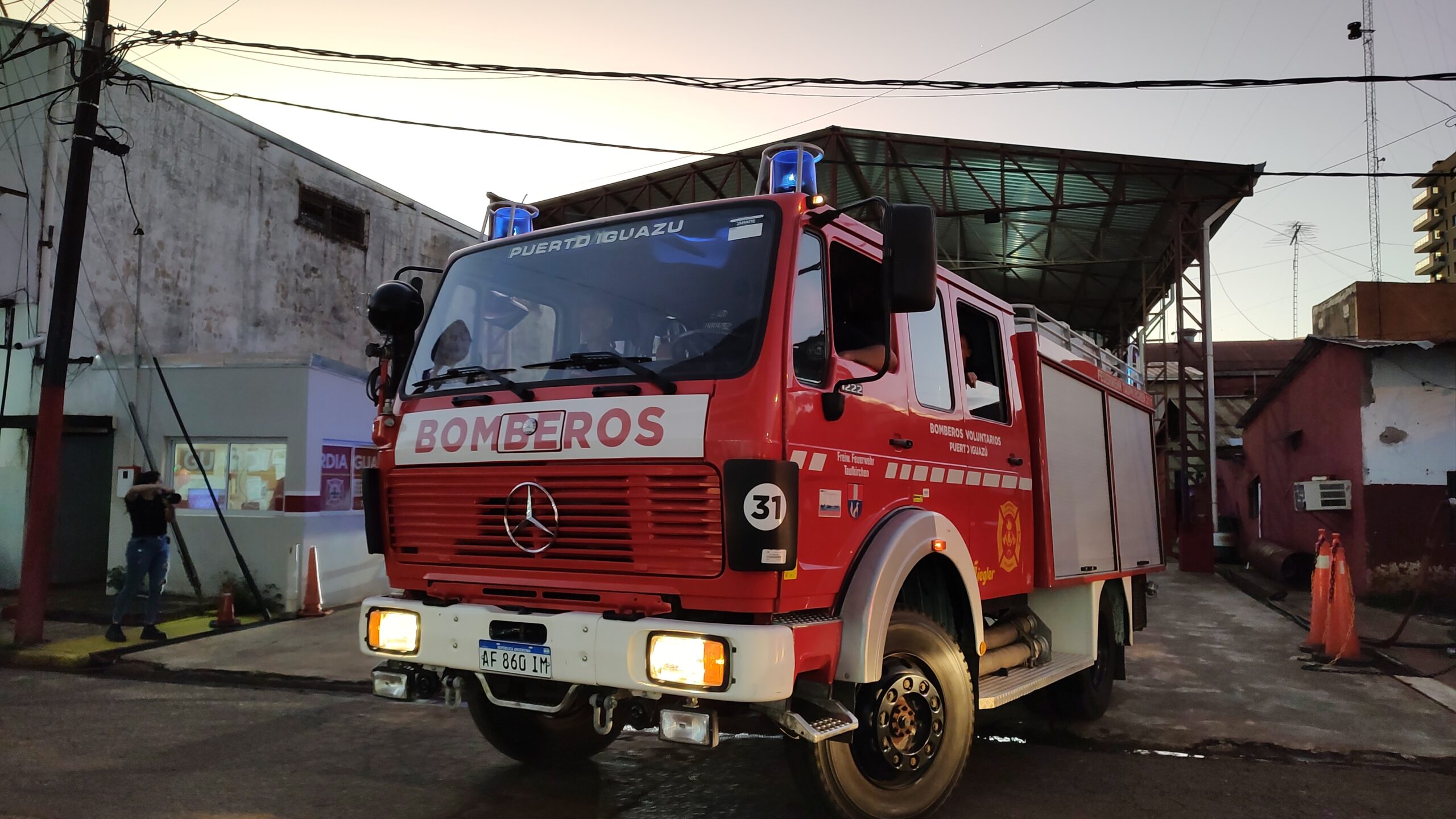 Bomberos auxiliaron a un adolescente que cayó de un muro y se perforó el pie con un hierro