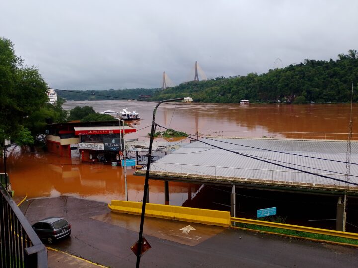 El rio Iguazú sigue creciendo y el puerto de Iguazú continúa cerrado