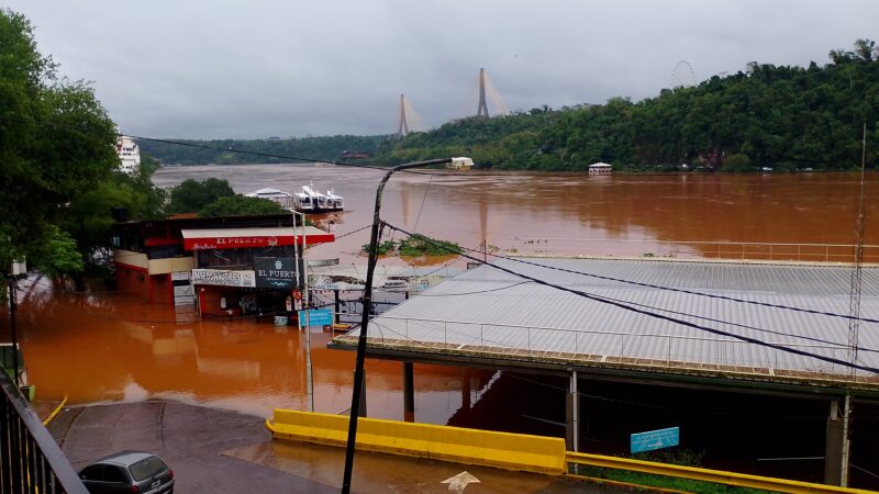 El rio Iguazú sigue creciendo y el puerto de Iguazú continúa cerrado
