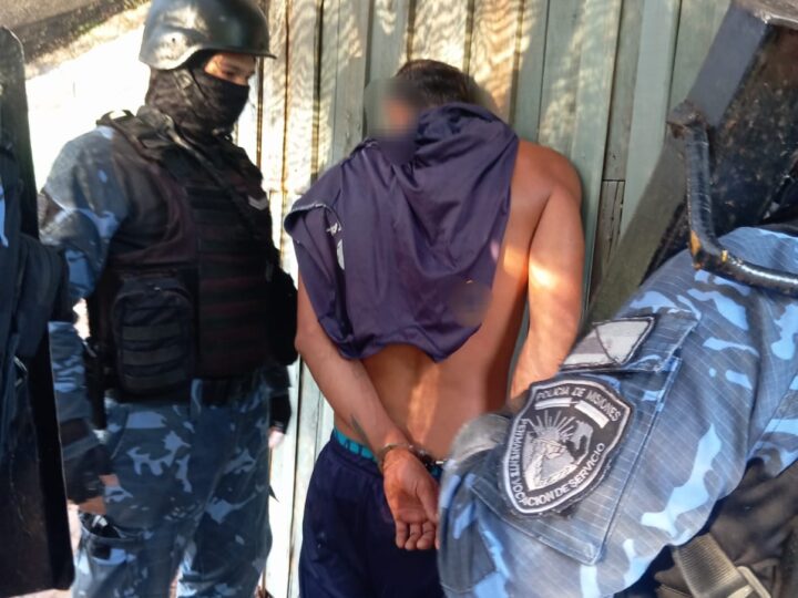 Detuvieron al padre de una adolescente, acusado de agredirla con una silla