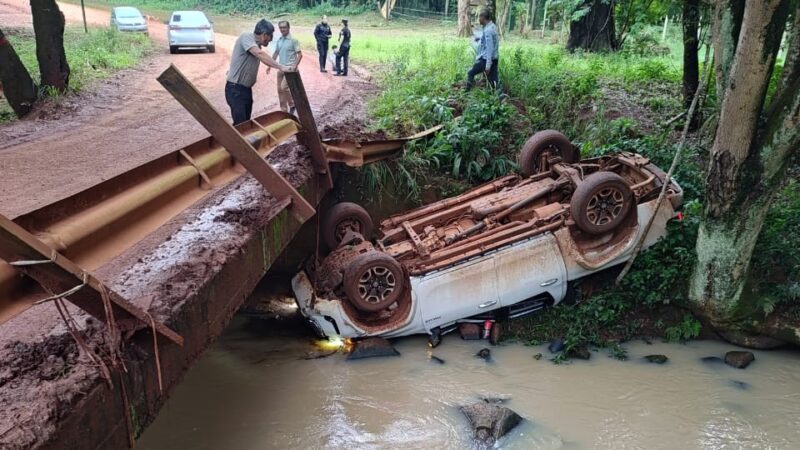 Adolescente perdió el control de una camioneta y terminó en un arroyo