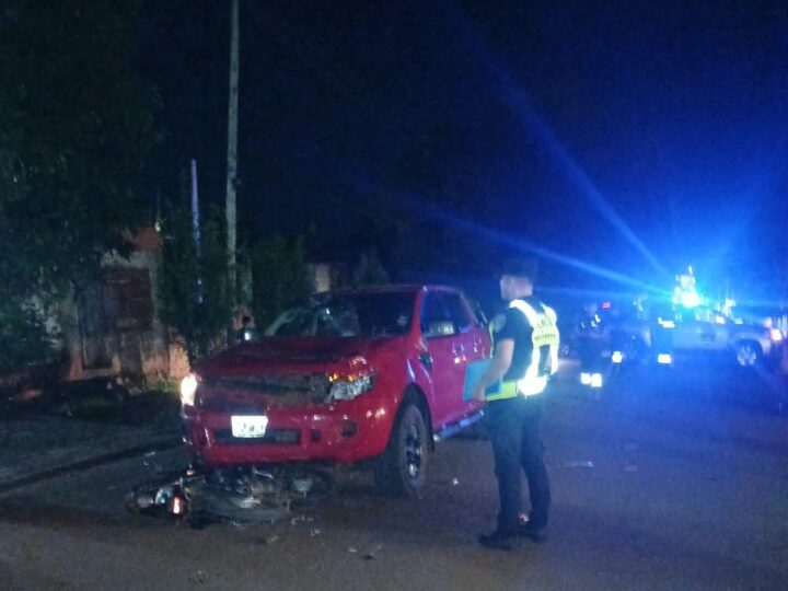 Colisión entre camioneta y motocicleta dejos dos heridos graves