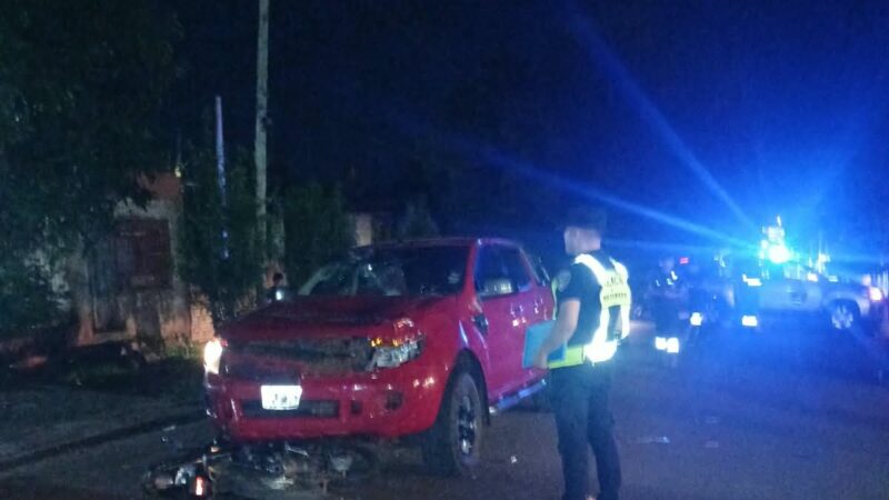 Colisión entre camioneta y motocicleta dejos dos heridos graves