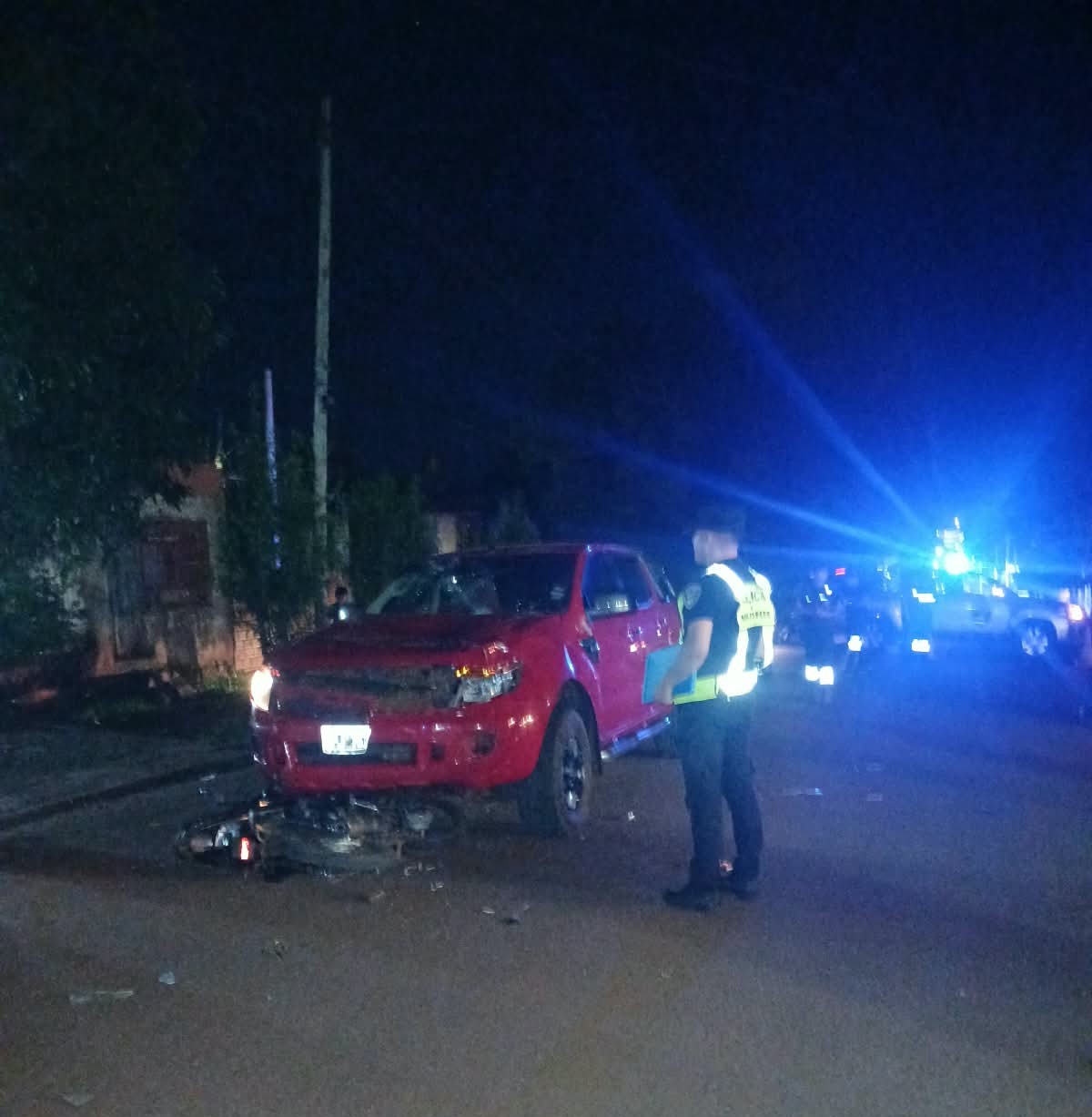 Colisión entre camioneta y motocicleta dejos dos heridos graves