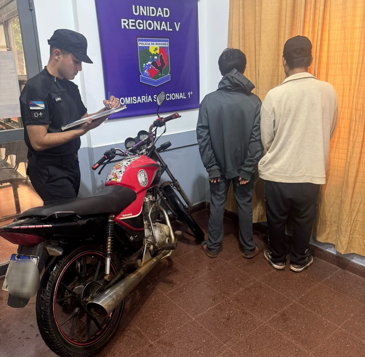 Atropelló a dos mujeres y se dio ala fuga. La policía los detuvo