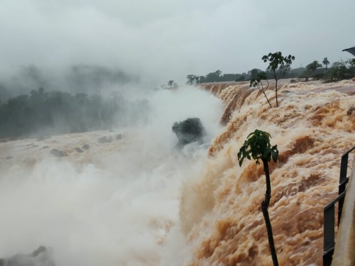 Tras un leve descenso del caudal del Río Iguazú habilitarán los circuitos en Cataratas este martes 13