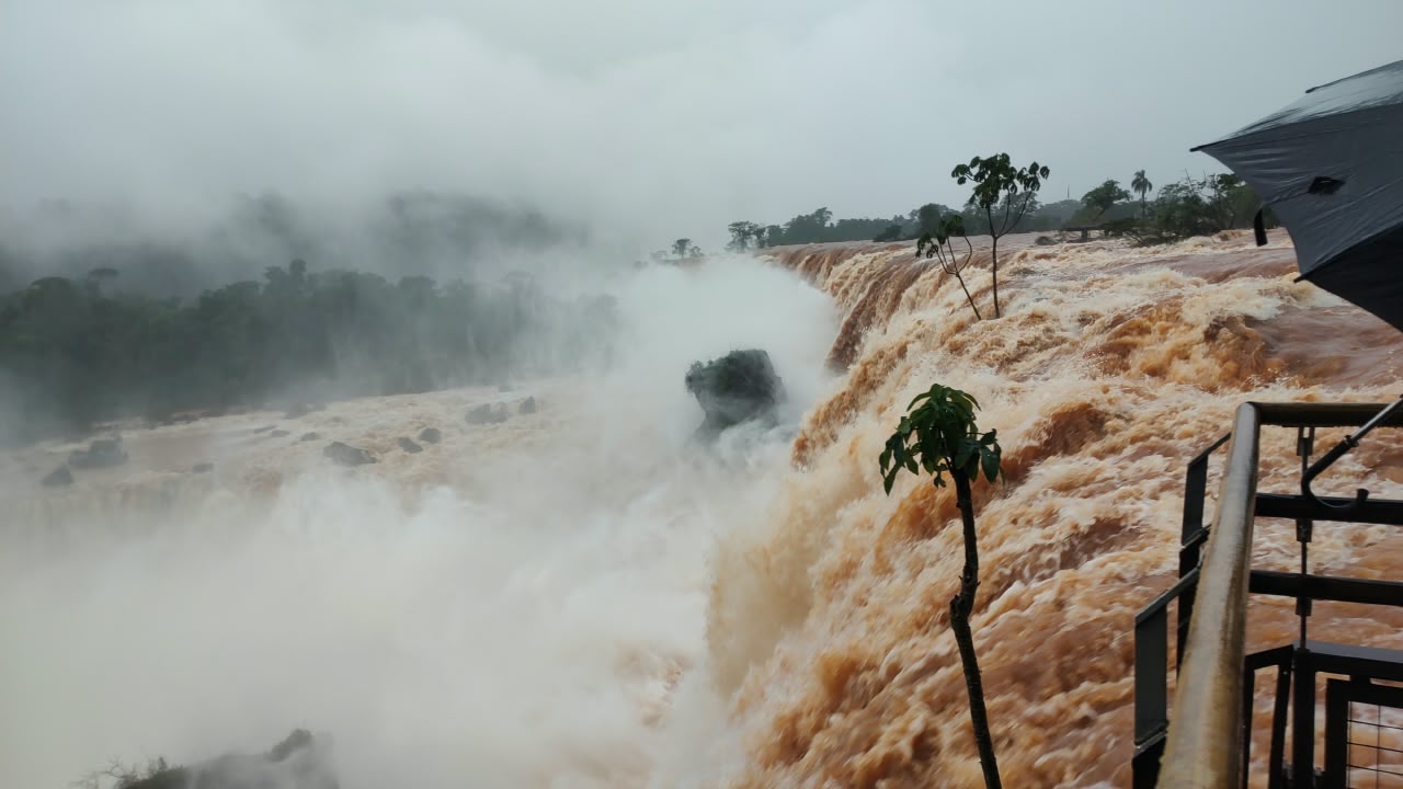 Tras un leve descenso del caudal del Río Iguazú habilitarán los circuitos en Cataratas este martes 13