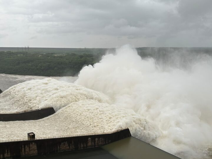 Itaipú abrió otra compuerta del vertedero este martes