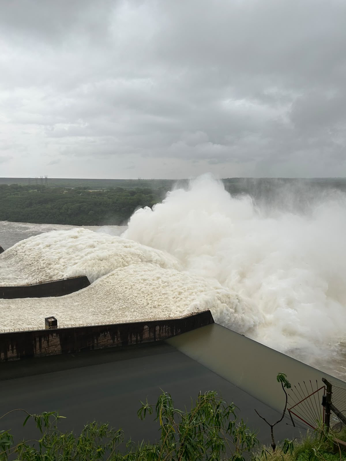 Itaipú abrió otra compuerta del vertedero este martes