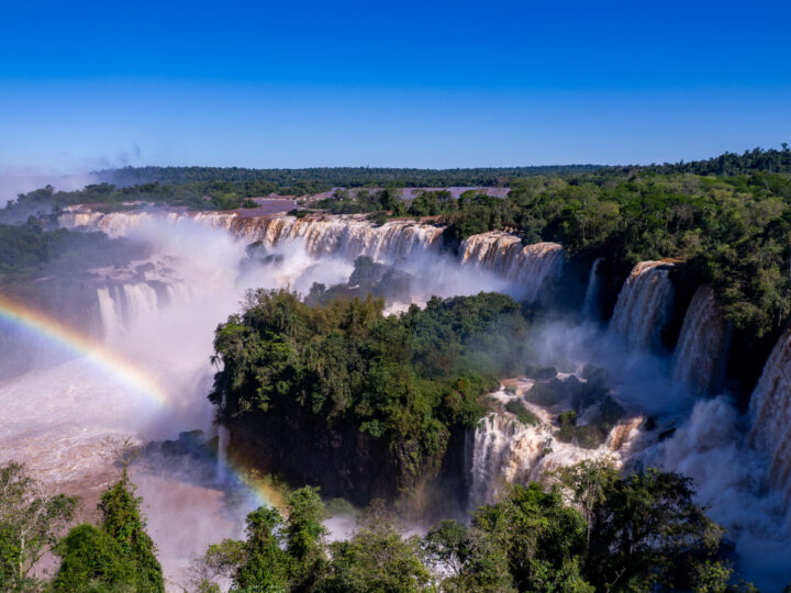 El caudal del rio Iguazú baja y habitan el circuito superior en Cataratas